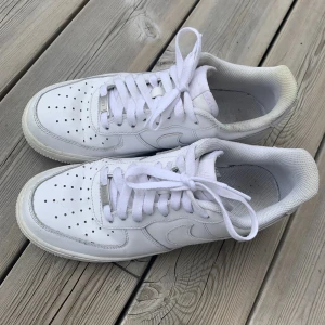 Nike air force 1 - Säljer min brors Nike air force 1’s som han har växt ur. Använda men i fint skick! Nypris: 1399kr 🤍