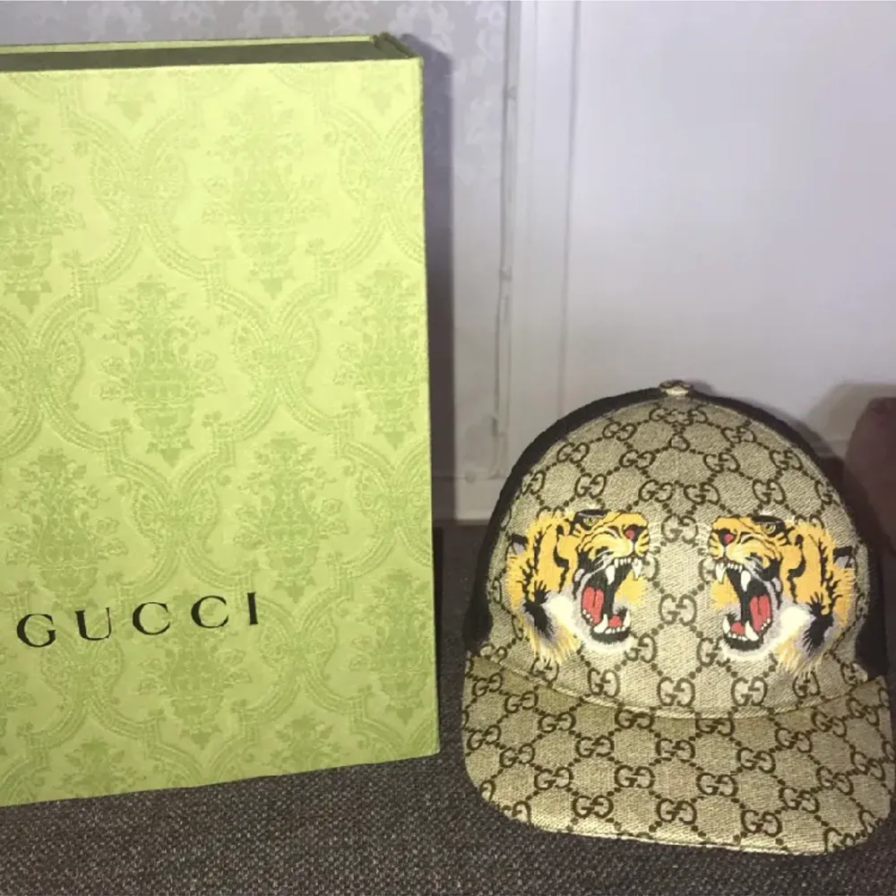 Säljer min Gucci keps tiger beige tar pengar och byte mot annan Gucci modell . Accessoarer.