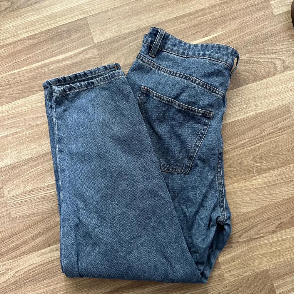 Loose mom jeans från H&M, sparsamt använda så nästan nyskick! St 42.. Jeans & Byxor.