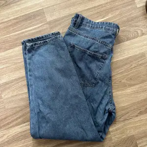 Loose mom jeans från H&M, sparsamt använda så nästan nyskick! St 42.