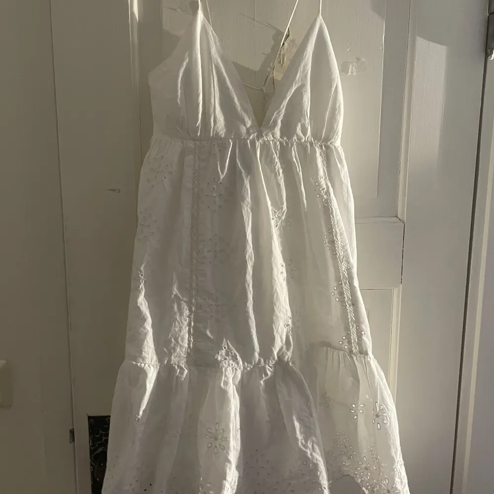 Så fin vit klänning från zara, köpt förra sommaren men aldrig använd. Så fin snörning i ryggen som också gör passformen så snygg💗🤍. Klänningar.