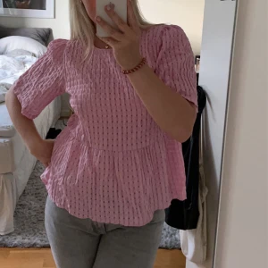 Rosa blus - SUPERFIN rosa blus 💕💕 säljer då den ej kommer till användning. Passar 36-40💕💕