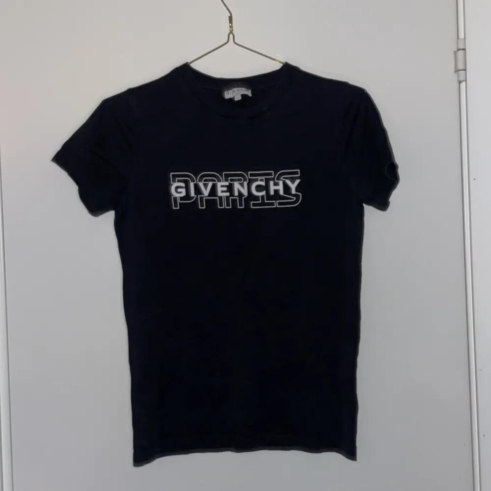 Säljer men Givenchy T-shirt eftersom den är för liten. Den är köpt på Nk i Stockholm. Str 12y Ny pris 1449kr Mitt pris 500kr. T-shirts.