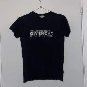 Säljer men Givenchy T-shirt eftersom den är för liten. Den är köpt på Nk i Stockholm. Str 12y Ny pris 1449kr Mitt pris 500kr