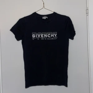 Givenchy T-shirt - Säljer men Givenchy T-shirt eftersom den är för liten. Den är köpt på Nk i Stockholm. Str 12y Ny pris 1449kr Mitt pris 200kr