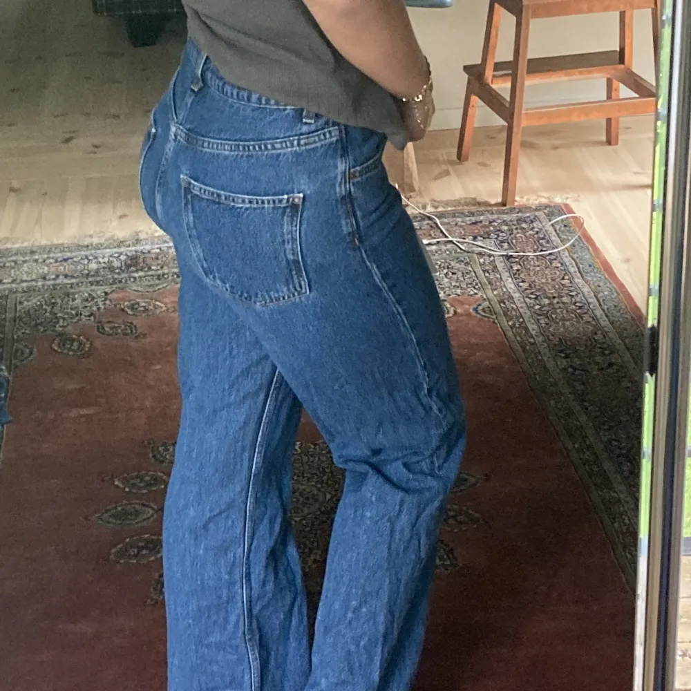 Såå snygga mörkblå jeans från zara, (originalpris ca 450kr) som tyvärr inte passar mig så bra längre de är perfekt längd för mig som är ca 165 och är midrise men funkar som oversized lowrise också!!❤️‍🔥. Jeans & Byxor.