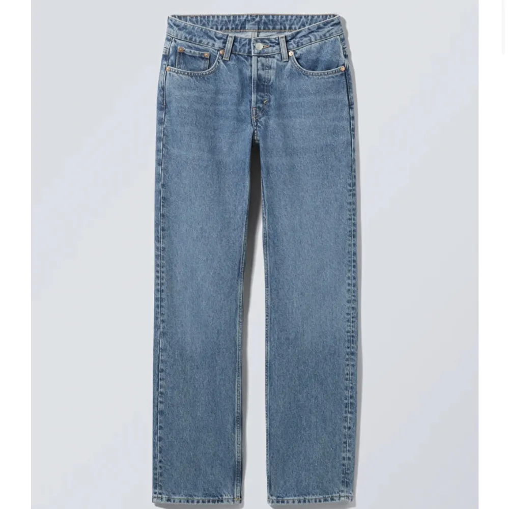 Weekday jeans i modellen pin mig straight färgen Harper storlek W 26 L 32.. Jeans & Byxor.