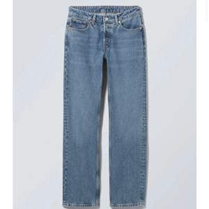 Weekday jeans i modellen pin mig straight färgen Harper storlek W 26 L 32.