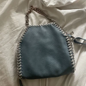 Väska  - Snygg väska, okänt märke. Kedjan på väskan har blivit lite rostig men annars bra skick 