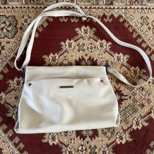 handväska  - beige/vit handväska med massor av fack. remmarna går att ställa om