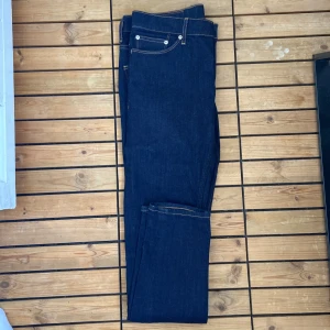 Jeans - Skinny mörkblå jeans, aldrig använda.