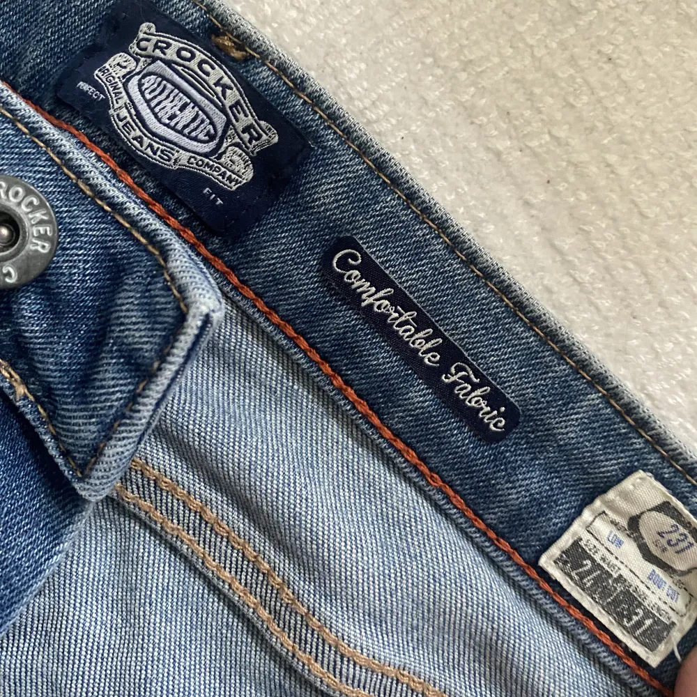 Superfina bootcut jeans (low) från crocker. Ny skick då dem endast är använda en gång. Midja storlek 24 Längs storlek 31. Jeans & Byxor.