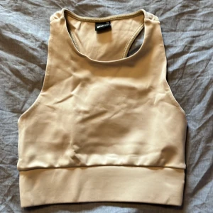 Sporttop - Super fin Sporttop från Ginatricot. Säljer pga graviditet, kan inte längre ha plagget då det är för litet. Dubbla tyger. Sitter skönt. 