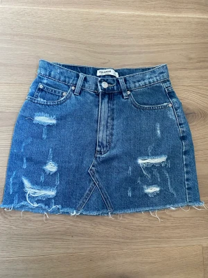 Jeanskjol  - Jeanskjol från pull&bear i storleken S, men skulle själv säga  att den passar både XS och S. 