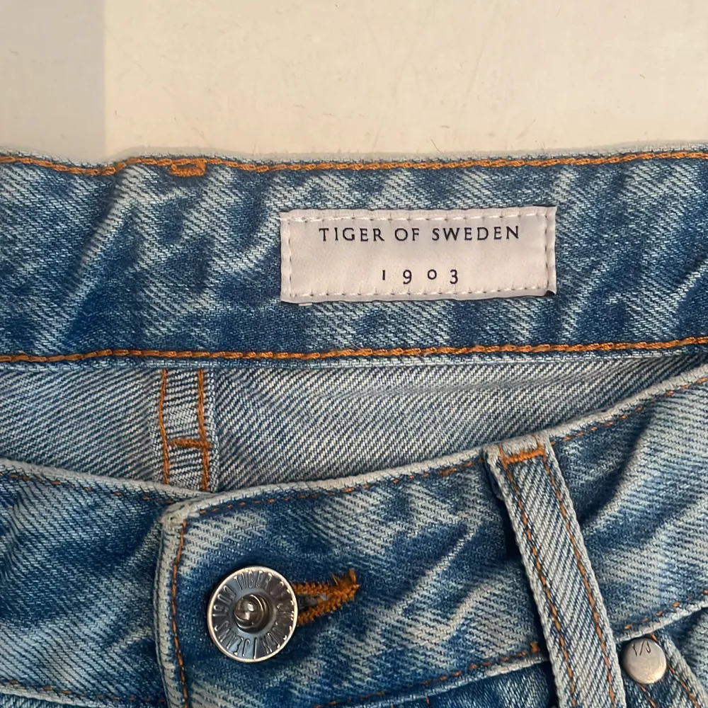 Säljer ett par tiger of sweden jeans i stl 31/32 som är i toppskick. Dem är använda max två gånger. Köpta för inte så länge sedan. Nypris: 1400. Mitt Pris 400 kr. Bara hör av er om ni har frågor!!. Jeans & Byxor.