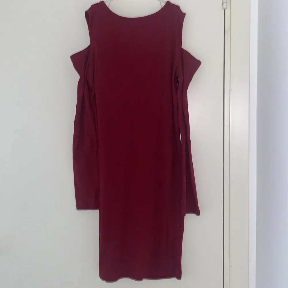 En vinröd ribbad klänning från Cubus i storlek 158/164. . Klänningar.