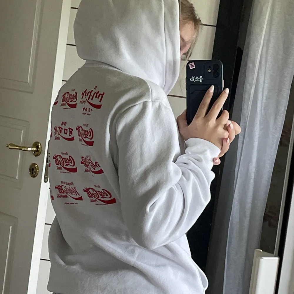 CocaCola hoodie från H&M Tjock och skön i materialet  Inga fläckar, använd fåtal gånger . Hoodies.