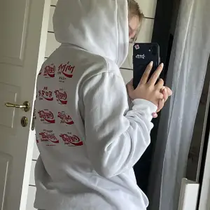 CocaCola hoodie från H&M Tjock och skön i materialet  Inga fläckar, använd fåtal gånger 