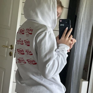 Cola hoodie  - CocaCola hoodie från H&M Tjock och skön i materialet  Inga fläckar, använd fåtal gånger 