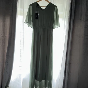 VERO MODA VMSALLY 2/4 MAXI LACE DRESS EXP - Storlek M. Nypris är ca 450. Skick 9/10. Skriv om ni har funderingar! 