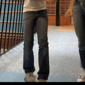 diesel jeans  - Säljer dessa SJUKT snygga lågmidjade diesel jeans för de har gått sönder på rumpan. (Precis under vänstra fickan har det blivit ett hål och tror även ett ett hål på högra sidan) de går att fixa, har sytt dem även. Därav priset. Skriv för bilder!!💓