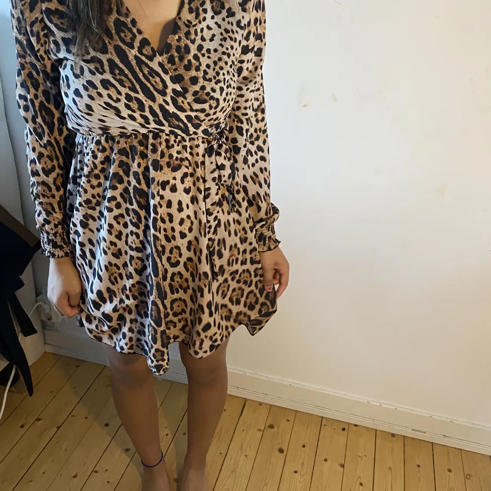De är en väldigt bekväm och fin leopard klänning.. den Finns inte längre tillgänglig att köpa på sidor men ändå säljer jag den för ganska billigt för att få såld de, skriv gärna för fler frågor☺️. Klänningar.
