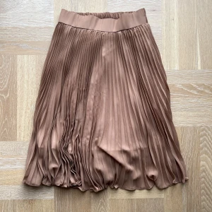 Brun kjol  - Säljer min superfina bruna kjol🤎 Använd få gånger och i nyskick! Storlek S men funkar på både xs och m! Nypris 450kr säljer för 200kr 