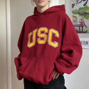 Hoddie - Röd Hoddie från byond retro i stl XL men passar s/m🥰