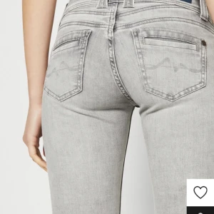 PEPE JEANS - Säljer dessa då de inte används💞storlek 34 men kan passa 36/38💋 Lowwaist och flare🫶 kan försöka fixa fler bilde rom det önskas🙏 Nypris 600⭐️lite missfärgade vid midjan💞 vet inte exakt vilken storlek de är men passar 34-38😍kan gå ner i pris vid snabb affär