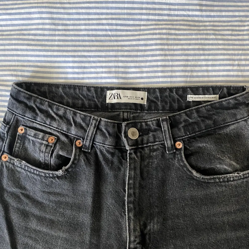 De populära jeansen från Zara i svart 🖤jag är 166 cm för referens 😁. Jeans & Byxor.
