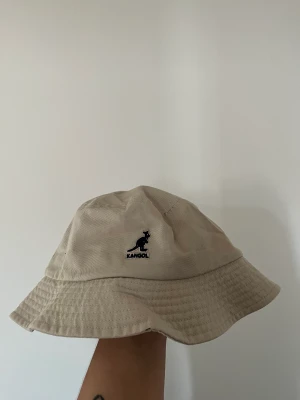 Kangol Bucket hat  - Säljer min helt oanvända bucket hat från Kangol i strl M. Nypris är 325kr men säljer den för 150kr