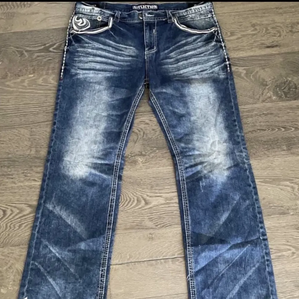 Tvär feta affliction jeans som är lite slitna på botten men inget man märker💯 Köpta i usa och är cok ovanliga. Säljer för de e nt min stil längre… . Jeans & Byxor.