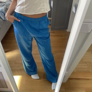 Satin byxor  - Säljer dessa jätte fina byxorna då dem tyvärr inte kommer till användning 