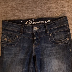 Lågmidjade - Säljer dessa lågmidjade  jeansen  i storlek 27, midjemått mått är 80 cm har tyvärr inte så bra bild med de på eftersom de är för små för mig 🫶⭐️