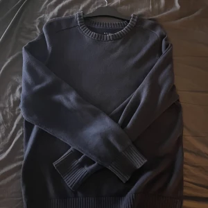 Blå stickad tröja  - Säljer en blå stickad tröja som jag köpte för 900kr Skick 8/10, inga skador men den är använd