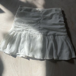 Kjol - Jättefin kjol!  Kolla mina likade bilder för info om policy och frakt!