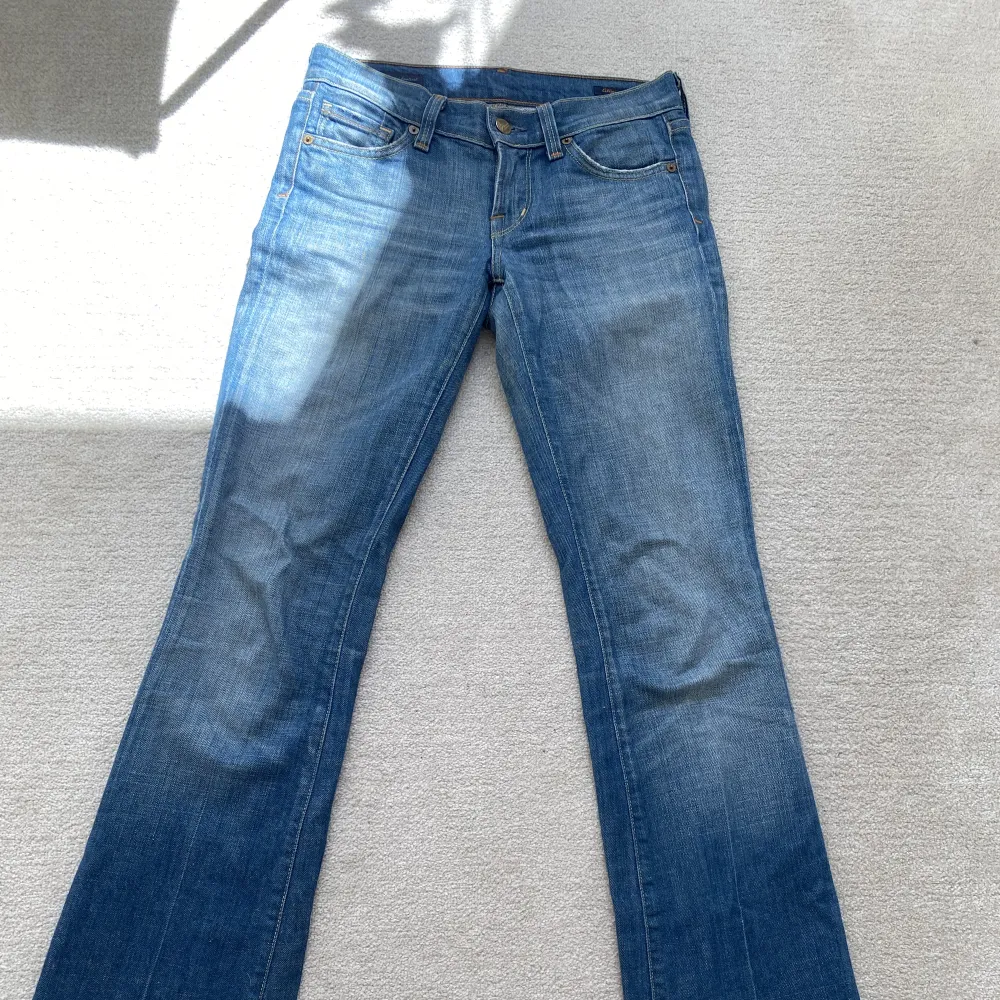 Ett par jättesnygga lågmidjade bootcut jeans som tyvärr har blivit lite för tajta på mig midjemåttet är 68cm och innerbenslängden är 83cm💕. Jeans & Byxor.