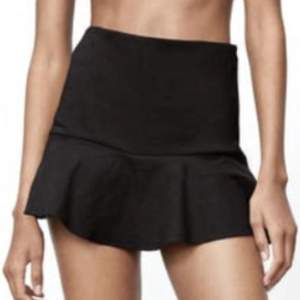 Supersöt svart minikjol med shorts under från Zara!! Storlek xs, i superbra skick🩷