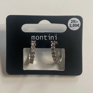 Silver örhängen - Ett par silver örhängen som passar till alla outfits, örhängena är passade till alla.