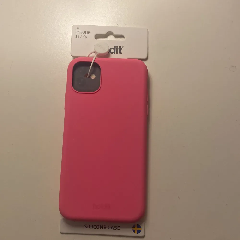 Ett mobilskal i skrik rosa från Holdit i nyskick . Accessoarer.