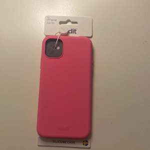 Ett mobilskal i skrik rosa från Holdit i nyskick 