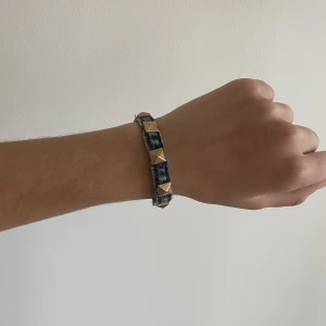 Jeans armband med nitar - Säljer detta jeans armband med guldiga nitar! Så fint till en enkel outfit. Storleken på armbanden går att justera 💙