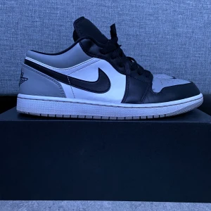 AIR JORDAN 1 LOW 'SHADOW TOE - Cond 8/10 Storlek 44