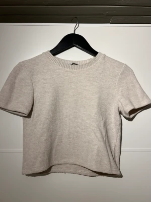 Zara topp  - Jättesöt ”stickad” topp från zara. Använt sick men ändå fin. Säljer för att de inte är min stil. Hör av dig om fler frågor eller bilder vill has 💕