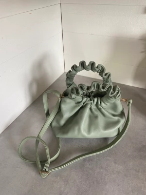 Grön väska - Sötaste axelremsväskan! Köpt på instagram för 400kr🩷