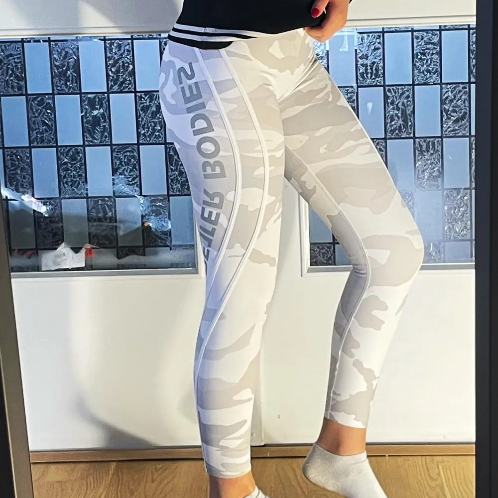 Helt nya, oanvända träningsbyxor✨ Camo high tights White Camo, stl. XS, M & L Chelsea tights White Camo, stl. M Personen på bilden är 160 cm och bär stl. XS  Skriv privat för mer info✨✨. Jeans & Byxor.