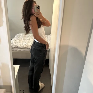 baggy jeans - snygga herrjeans från weekday. sitter bra på mig som har s/36 men passar nog även både mindre o större beroende på hur man vill att de ska sitta🤍