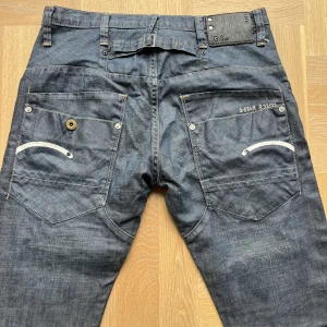 G-Star Raw jeans  - Säljer mina coola G-star jeans eftersom de inte riktigt föll mig i smaken. Fina detaljer på baksidan! Når till golvet på mig som är 176 cm, uppklippta där nere men annars i superbra skick 💖