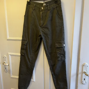 Gröna cargobyxor madlady - Säljer dessa gröna cargobyxor från madlady, storlek S. 