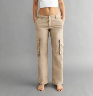 Low waist cargo - Byxor från Gina. Helt nya. Prislapp kvar. Säljer pågrund av att den är stor. Storlek 40